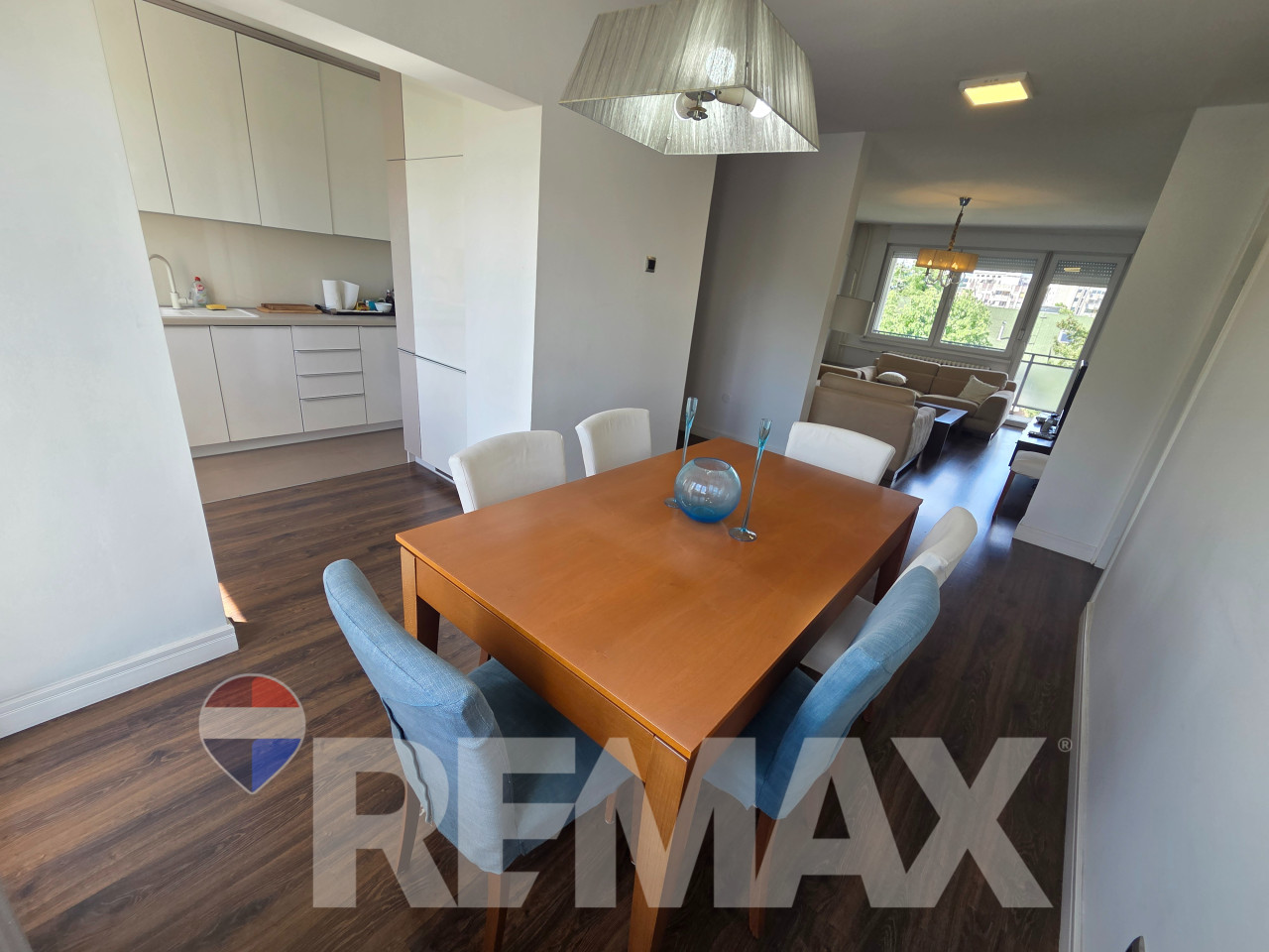 Trosoban renoviran stan u centru, 80m2, opremljen, garaža,ostava 3
