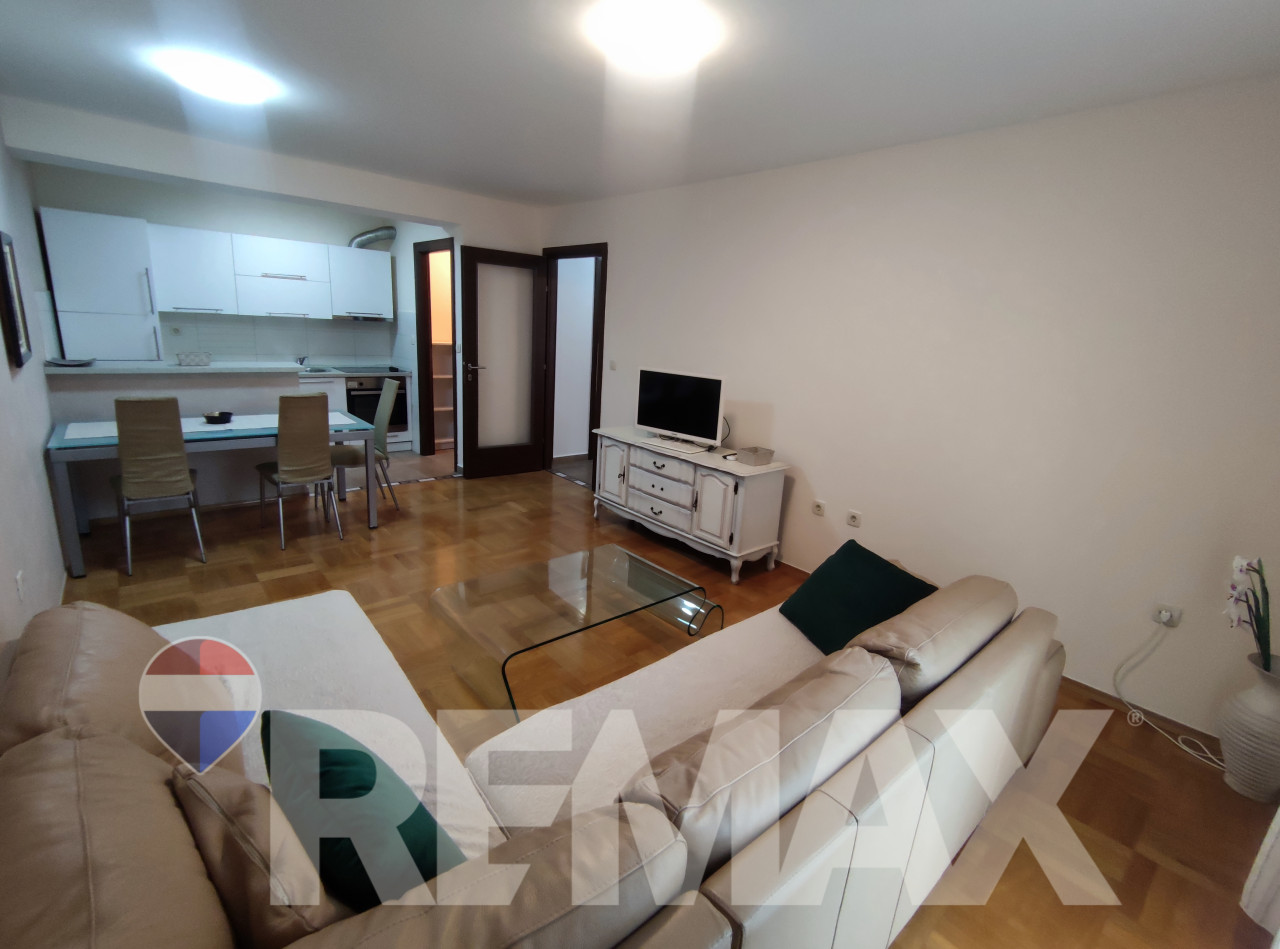 Dvosoban stan novije gradnje 52m2, centar/Jevrejska 2