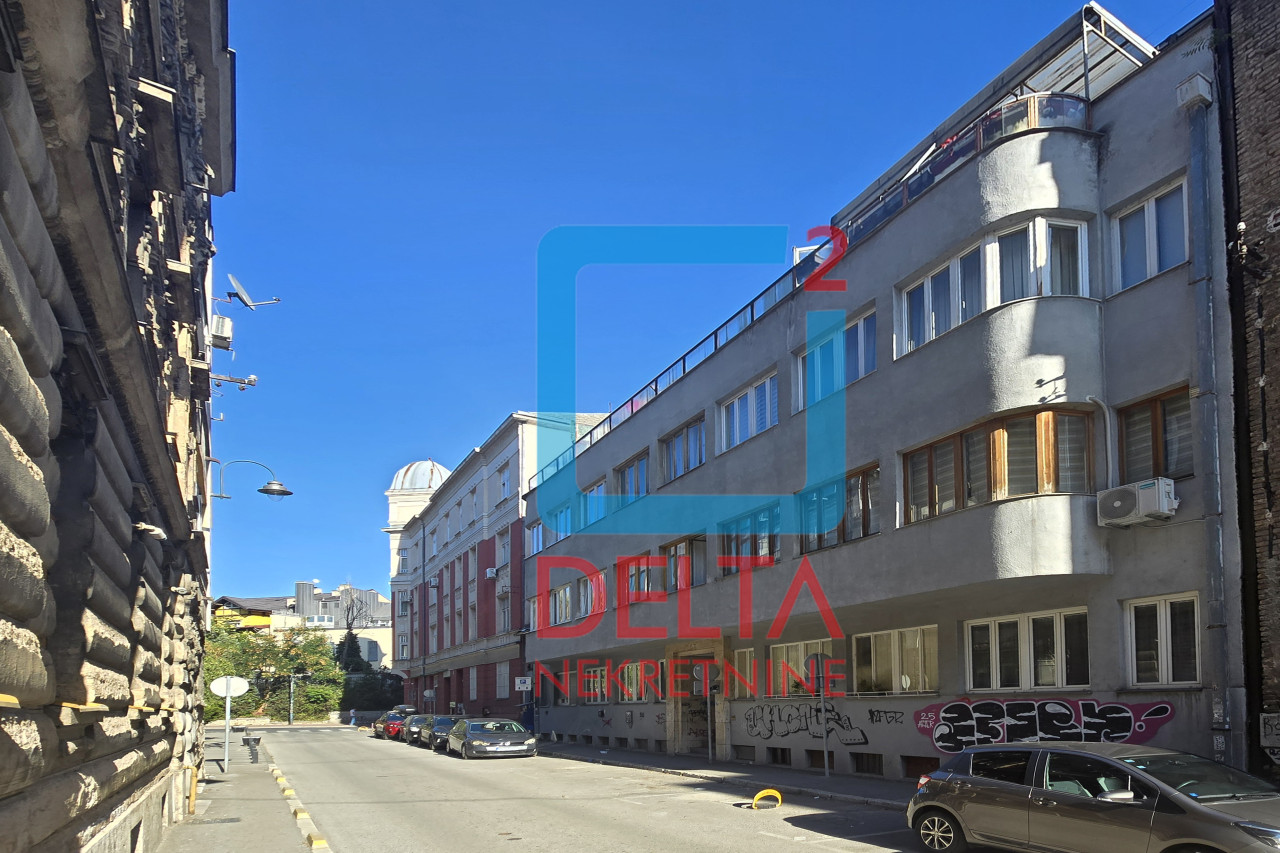 Četverosoban stan / 73 m2 / 1. sprat / Danijela Ozme / Centar