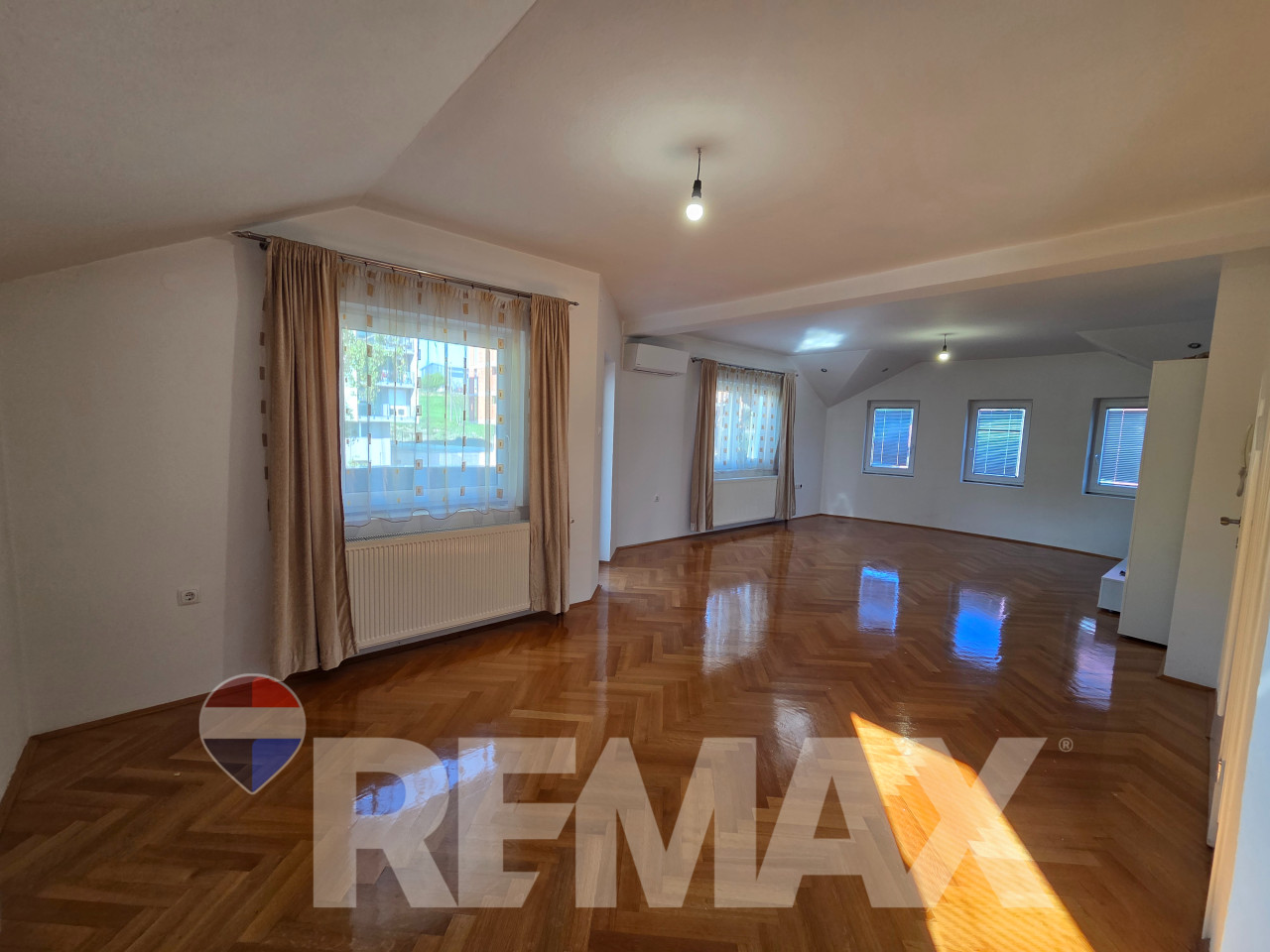 Kuća 3 etaže, sa poslovnim prostorom i garažom, plac 908m2 9