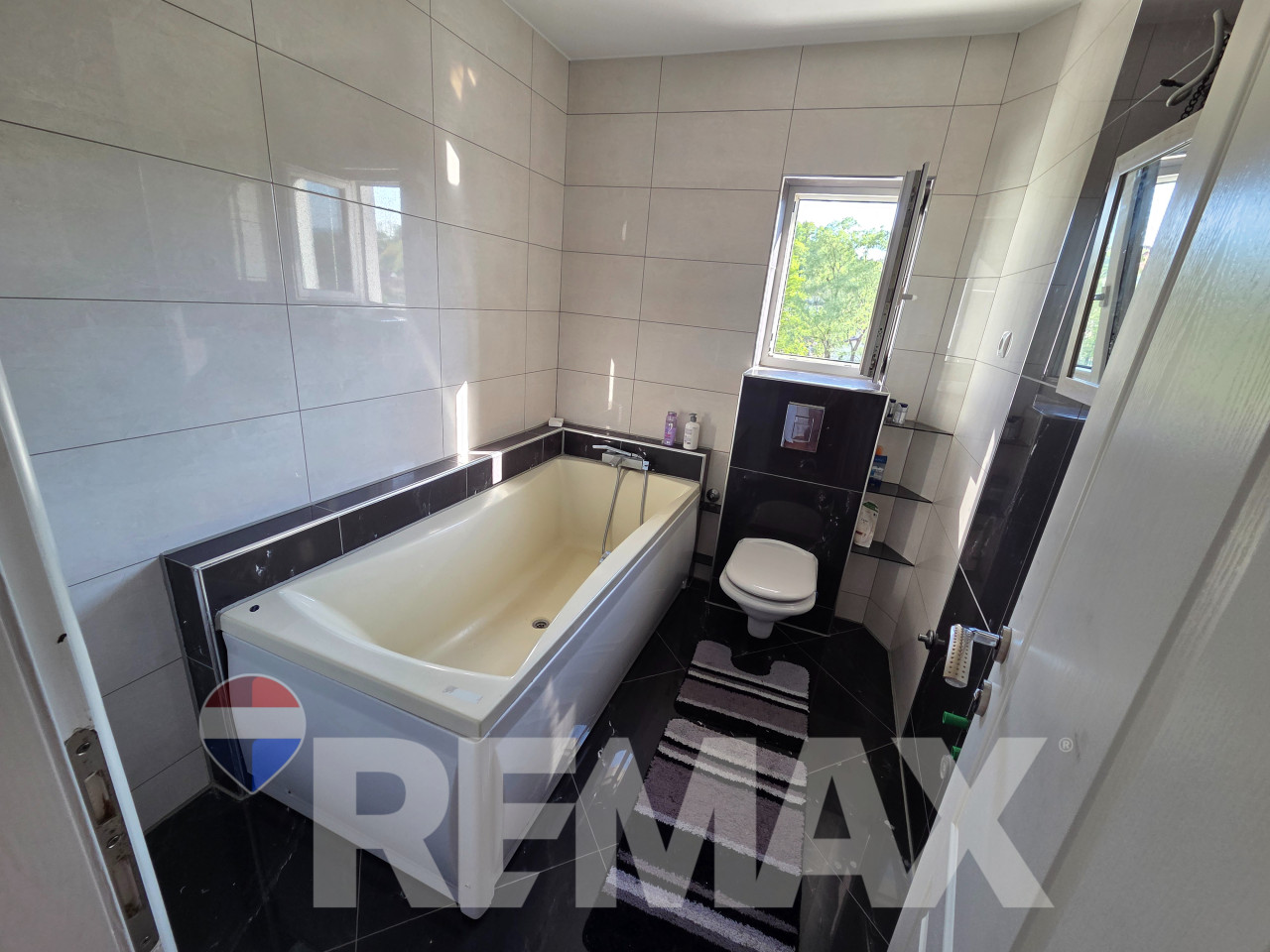 Kuća 3 etaže, sa poslovnim prostorom i garažom, plac 908m2 18