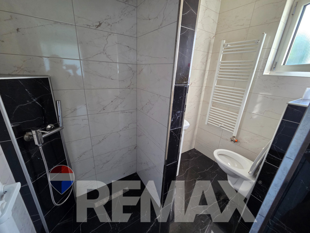 Kuća 3 etaže, sa poslovnim prostorom i garažom, plac 908m2 19