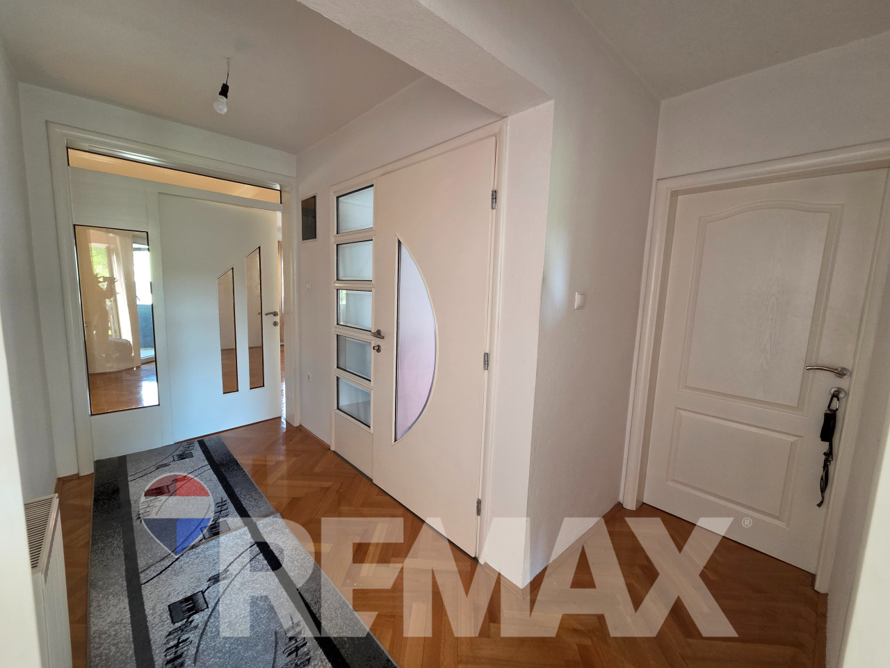 Kuća 3 etaže, sa poslovnim prostorom i garažom, plac 908m2 20