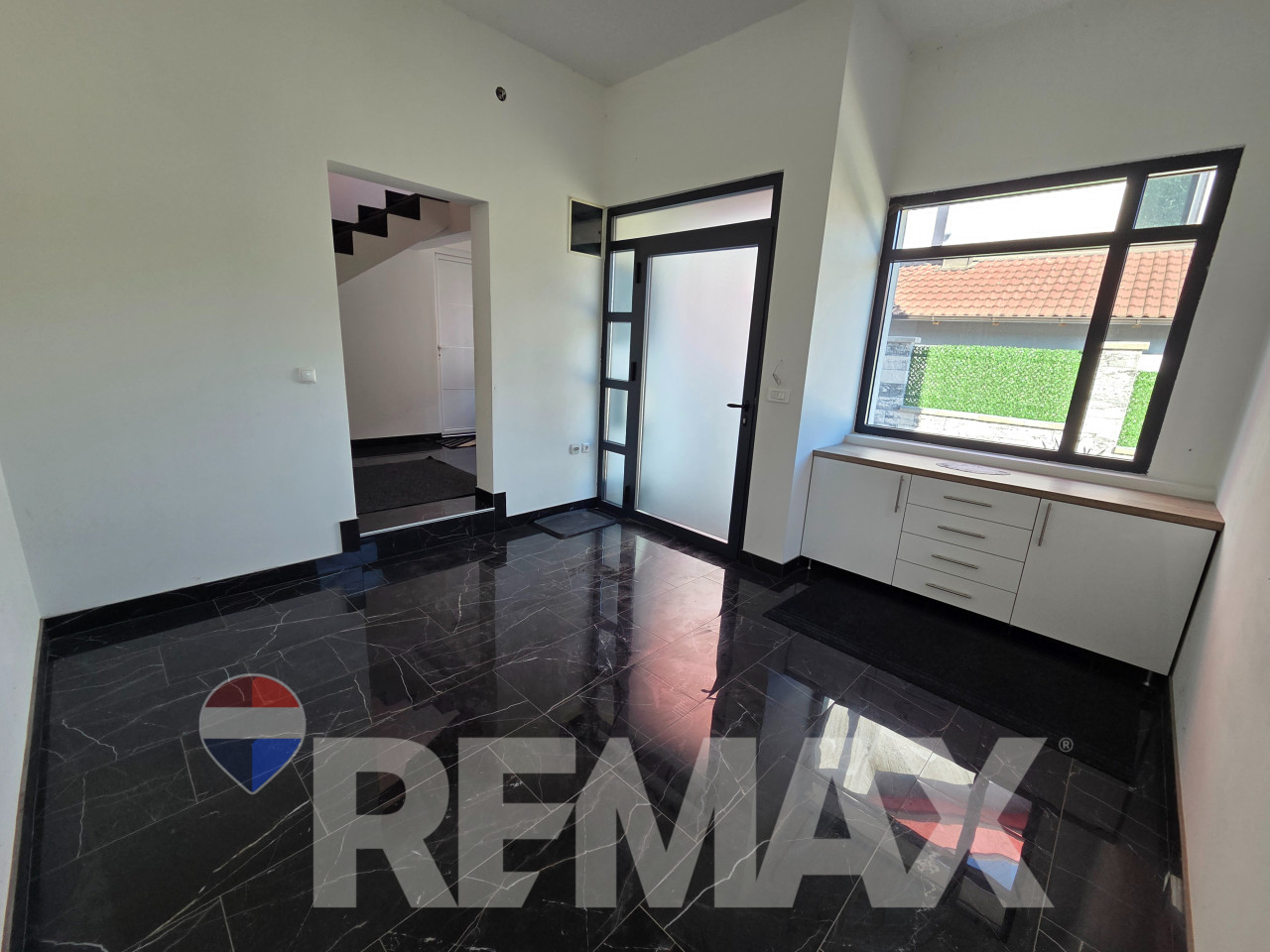 Kuća 3 etaže, sa poslovnim prostorom i garažom, plac 908m2 22