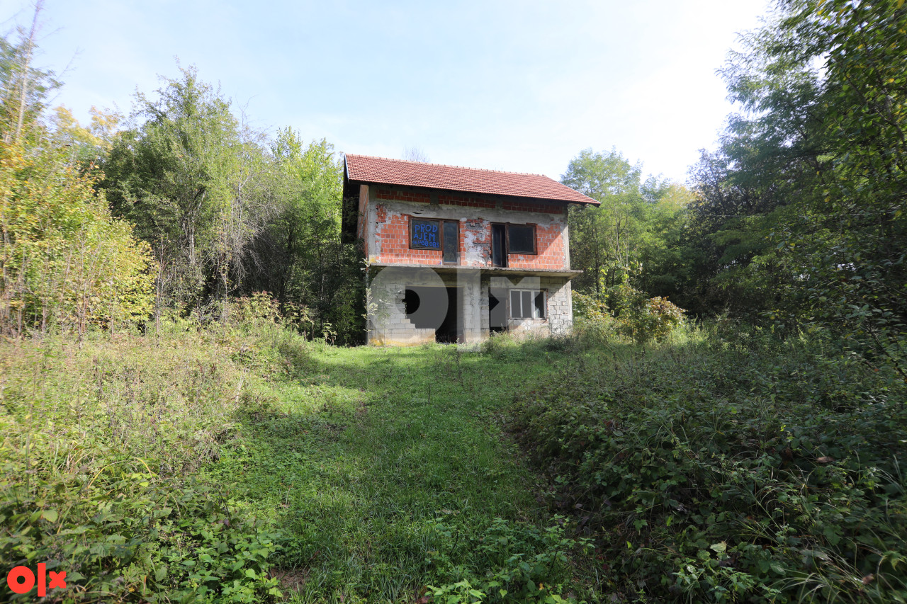 Zemljište na prodaju sa nezavršenom kućom, Sanski Most, 27217m2