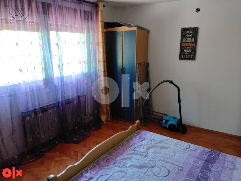 Kozarska ulica- Hiseta; novija kuća sa okuć. 10