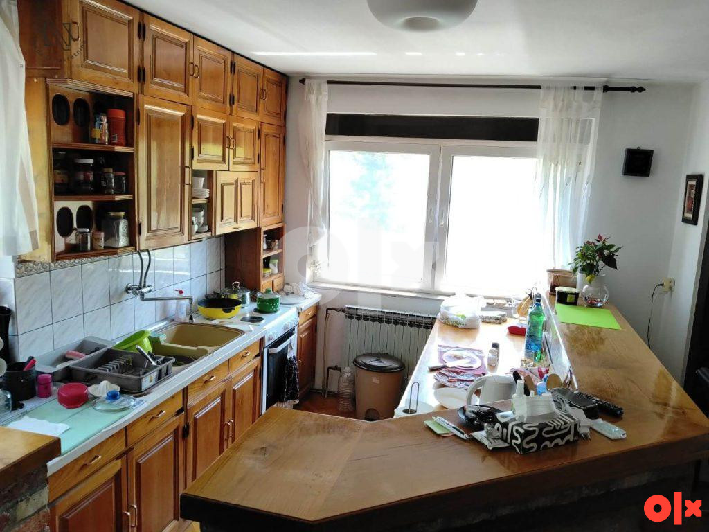 Kozarska ulica- Hiseta; novija kuća sa okuć. 13