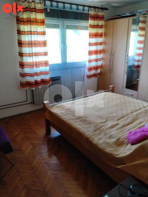 Kozarska ulica- Hiseta; novija kuća sa okuć. 16