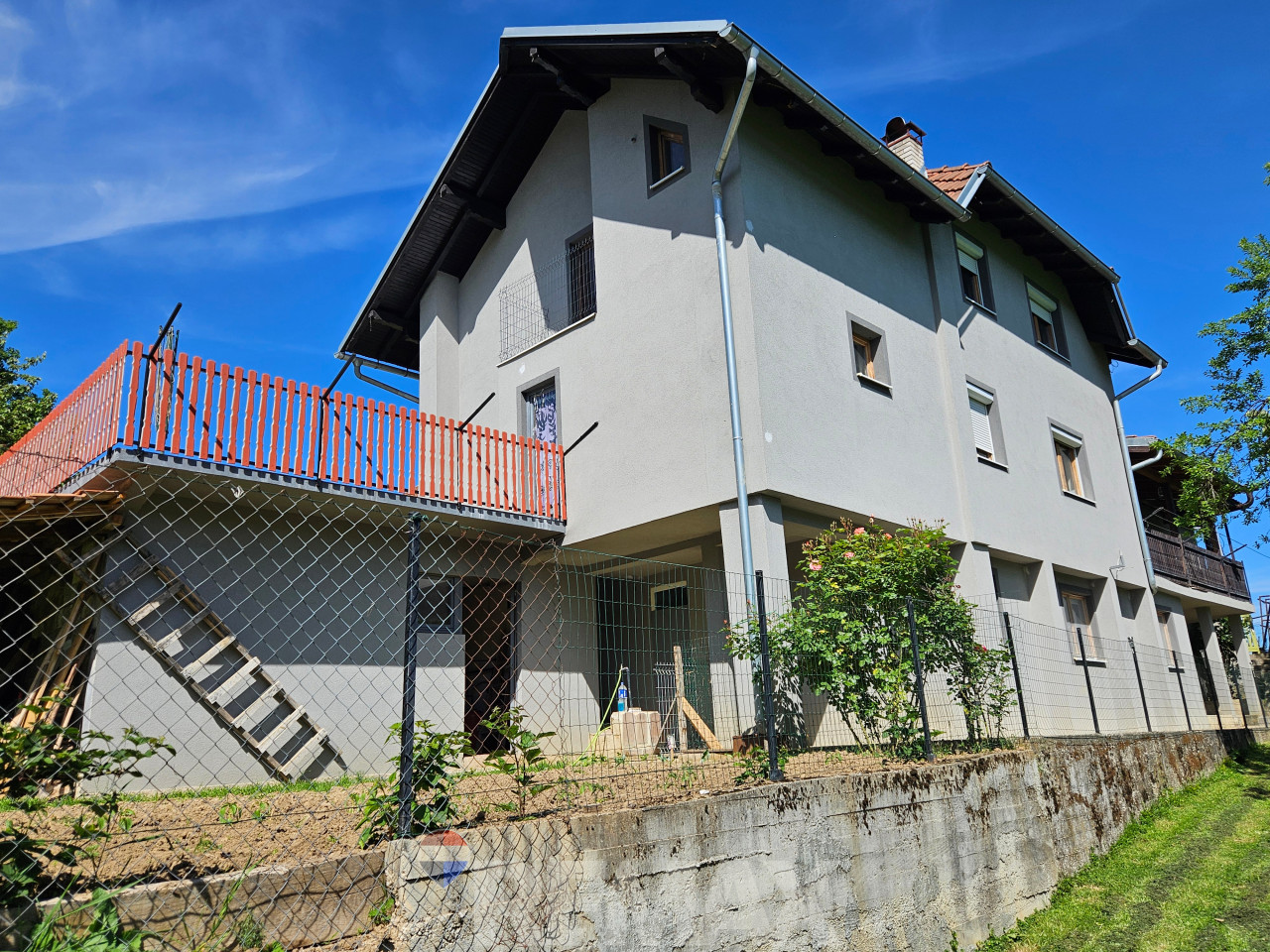 Kuća sa 5 stanova-idealno za porodicu, vrtić, starački dom i sl. 2