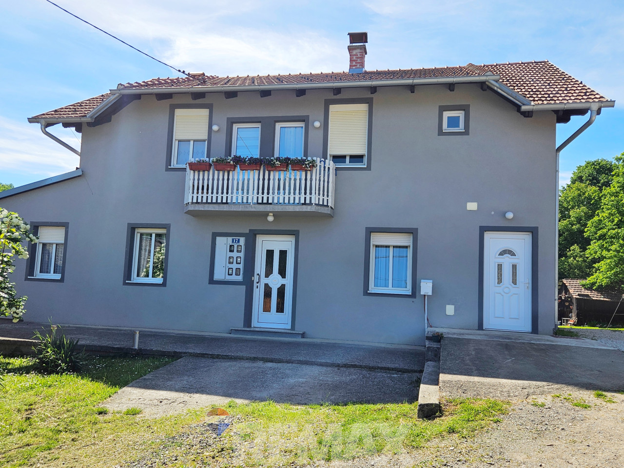 Kuća sa 5 stanova-idealno za porodicu, vrtić, starački dom i sl. 7