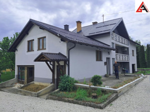 Kuća sa 240 m2 stamb. pr. i 3160 m2 okuć.-Dolac na Lašvi-TRAVNIK