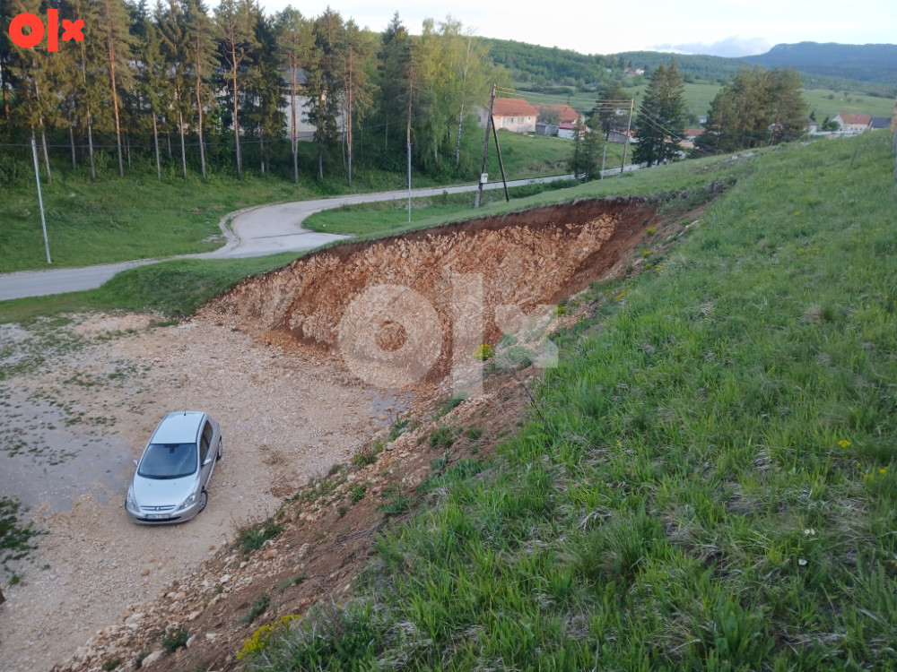 PRODAJEM  KUCU SA 6 DULUMA ZEMLJE - 2 POSLOVNA - 4 STANA 3