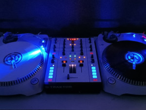 DJ GRAMOFONI + TRAKTOR Z2 MIKSETA + ORTOFON IGLE Q BERT