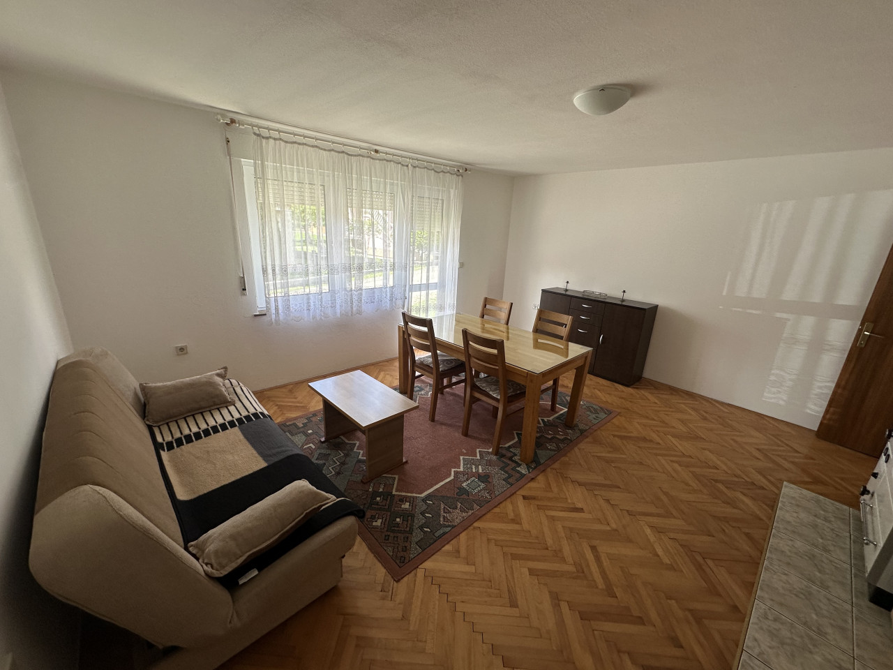 Namješten četverosoban stan na Laušu - 100 m2 2