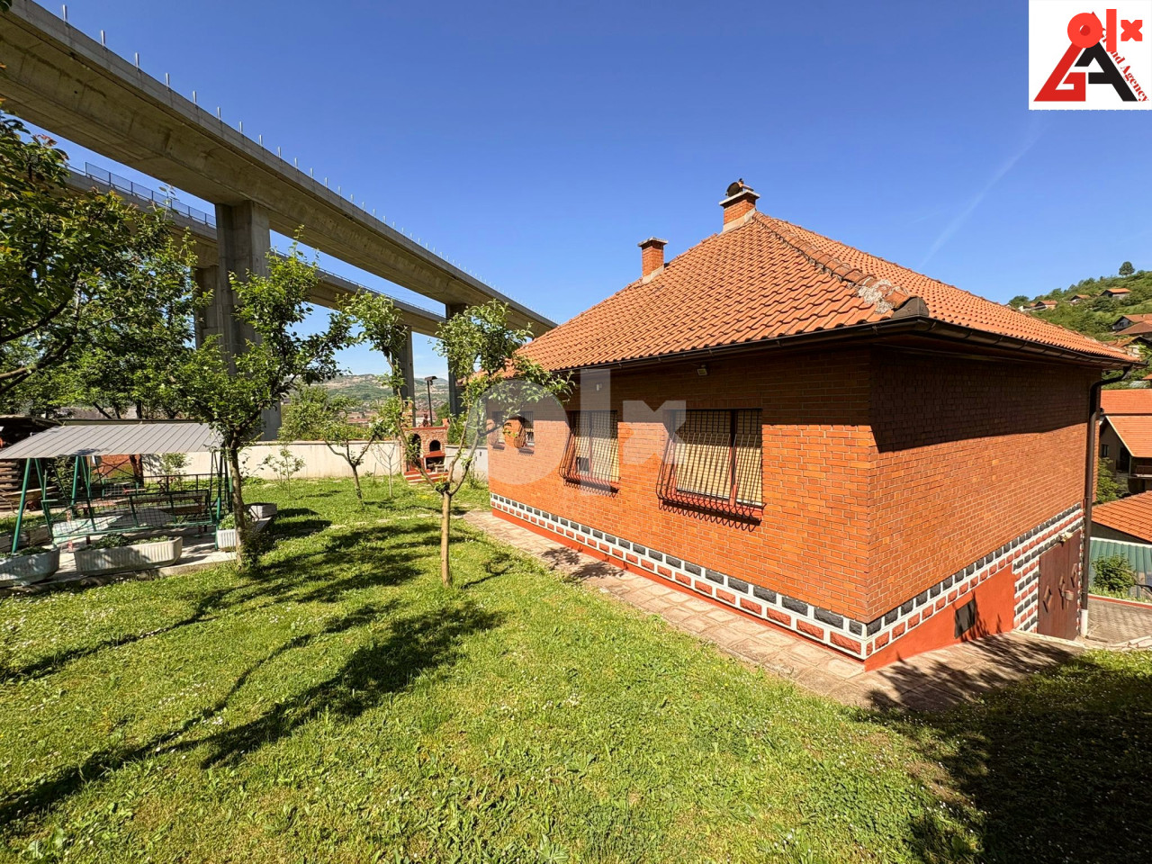Kuća 204 m2 i 1661 m2 okućnice i 82 m2 posl. pr. -  Zenica 10