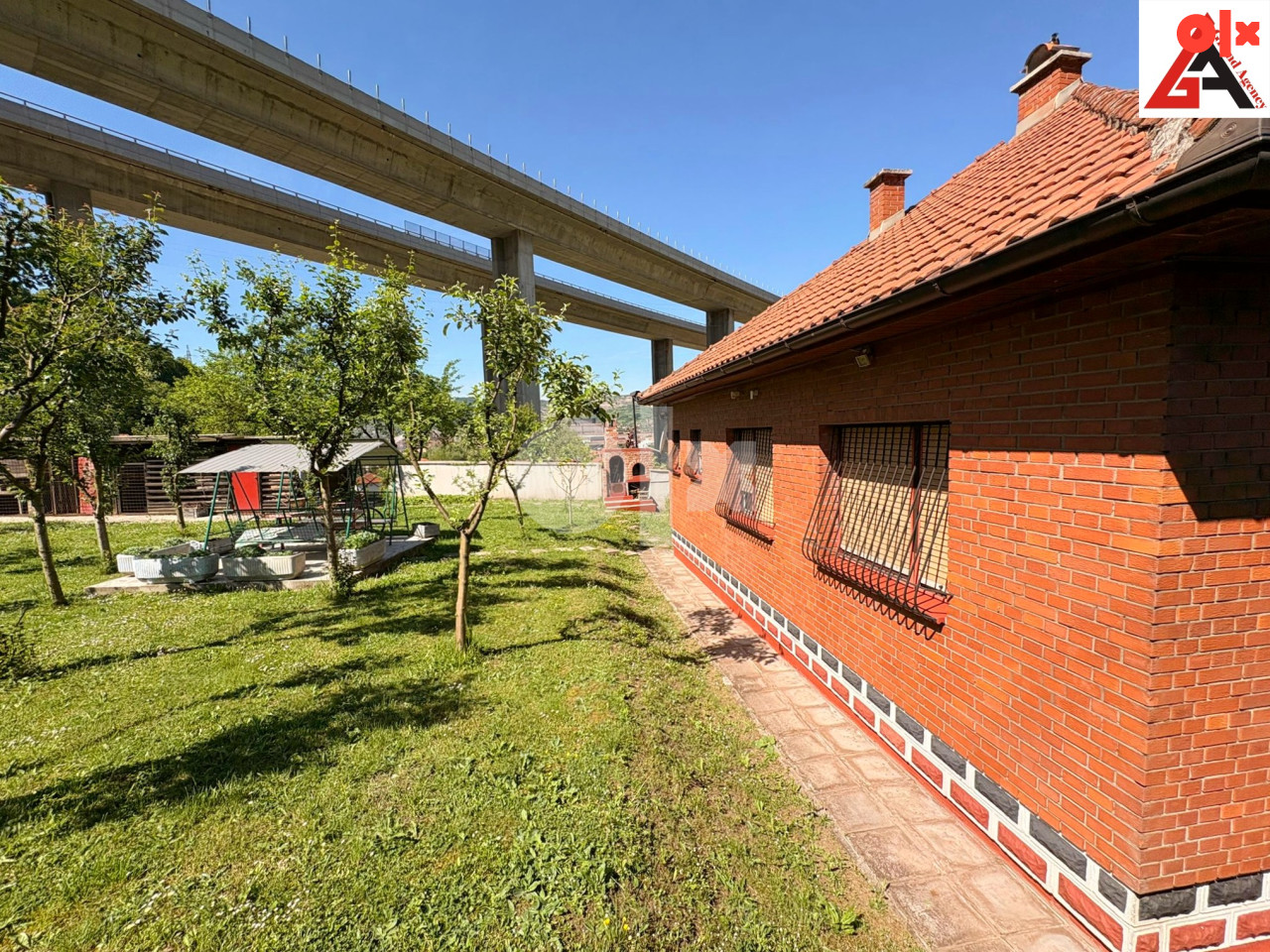 Kuća 204 m2 i 1661 m2 okućnice i 82 m2 posl. pr. -  Zenica 16