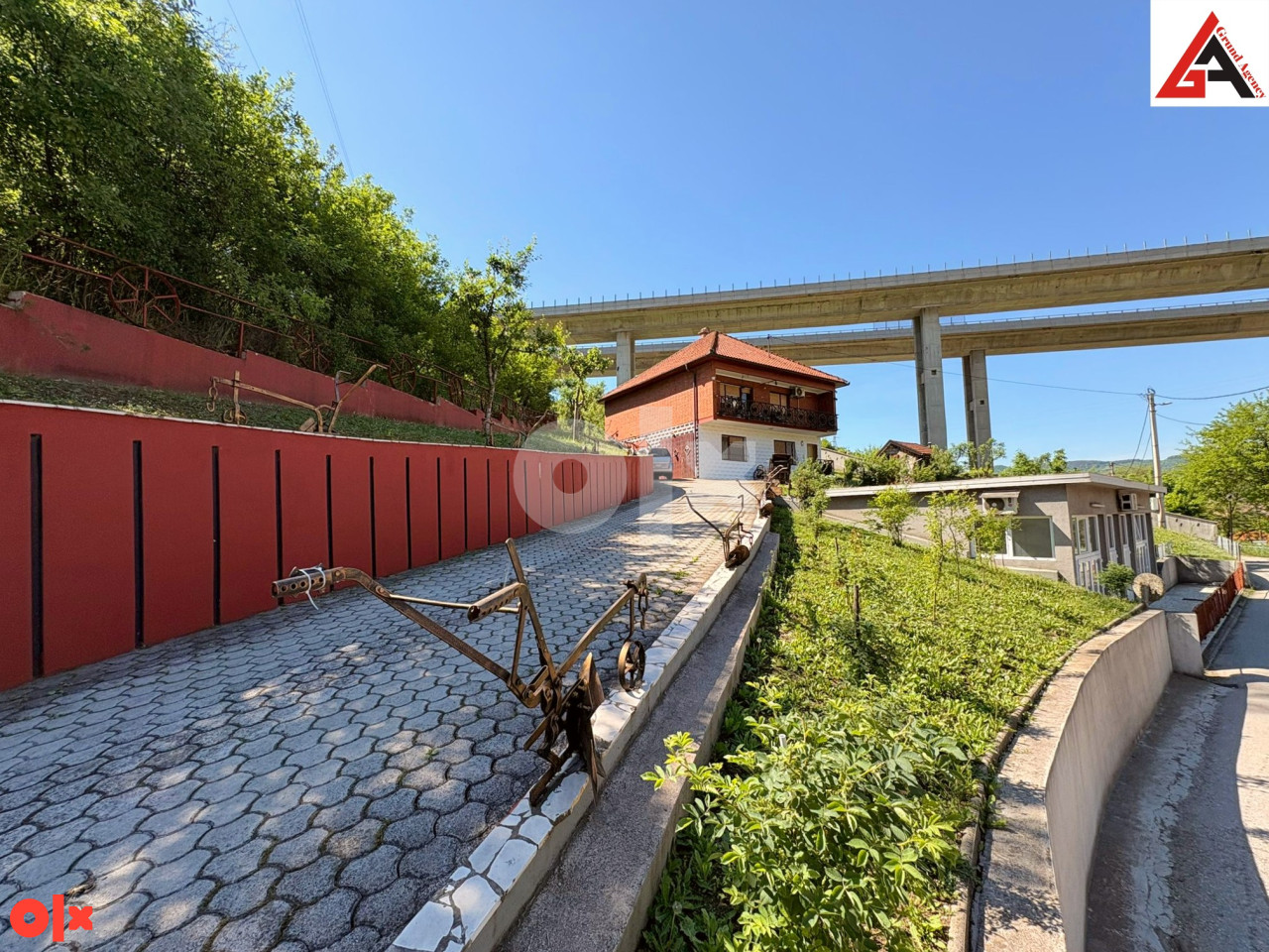 Kuća 204 m2 i 1661 m2 okućnice i 82 m2 posl. pr. -  Zenica 24