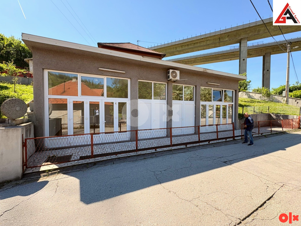 Kuća 204 m2 i 1661 m2 okućnice i 82 m2 posl. pr. -  Zenica 3