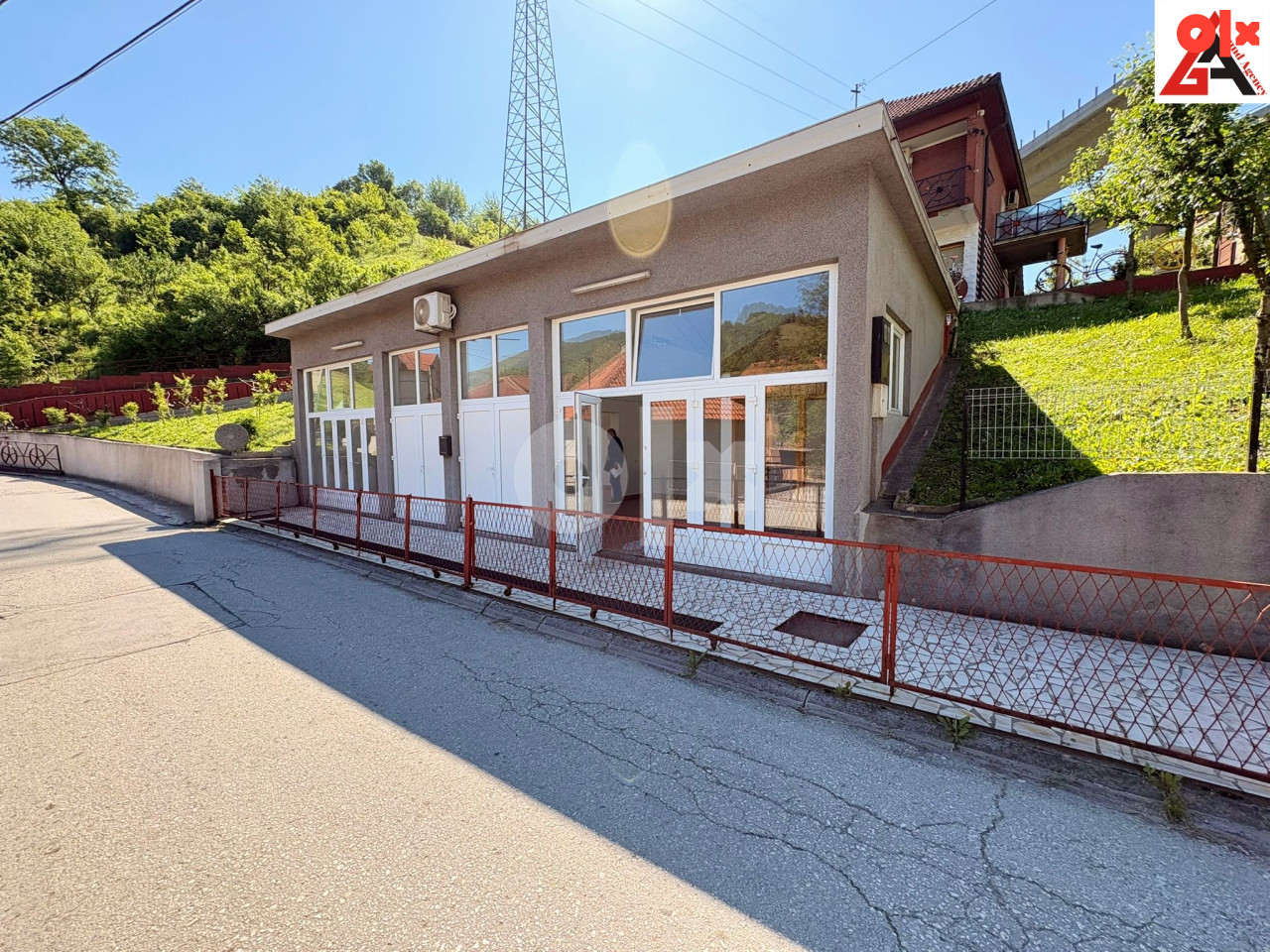 Kuća 204 m2 i 1661 m2 okućnice i 82 m2 posl. pr. -  Zenica 4