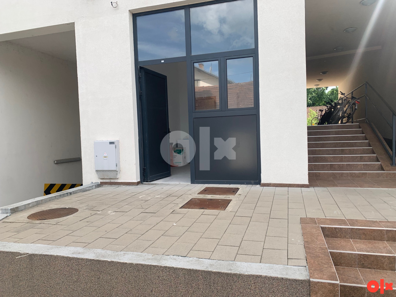 Poslovni prostor 24m2 i garaža - početak Lauša 5