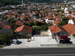 Uknjižena devastirana kuća sa predivnim pogledom na grad