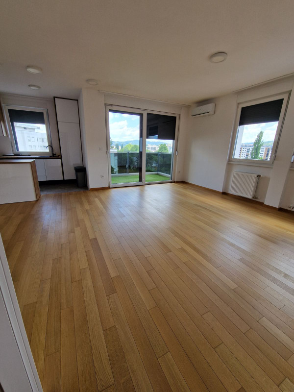 Četverosoban nenamješten stan - 95 m2