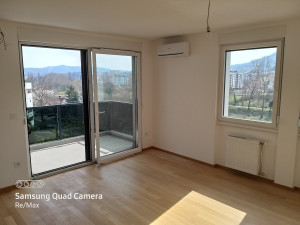 Četverosoban nenamješten stan - 95 m2