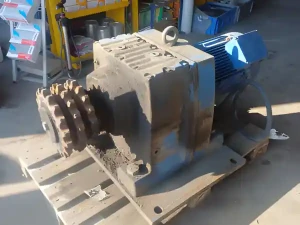 ELEKTRO MOTOR SA REDUKTOROM 15kW 15obrt.