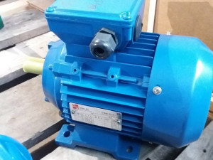 ELEKTRO MOTOR 0.18KW 645obrt. NOV!