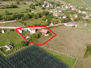 Kuća 160 m2 sa 500 m2 ili 1.000 m2 zemljišta potrebna renovacija