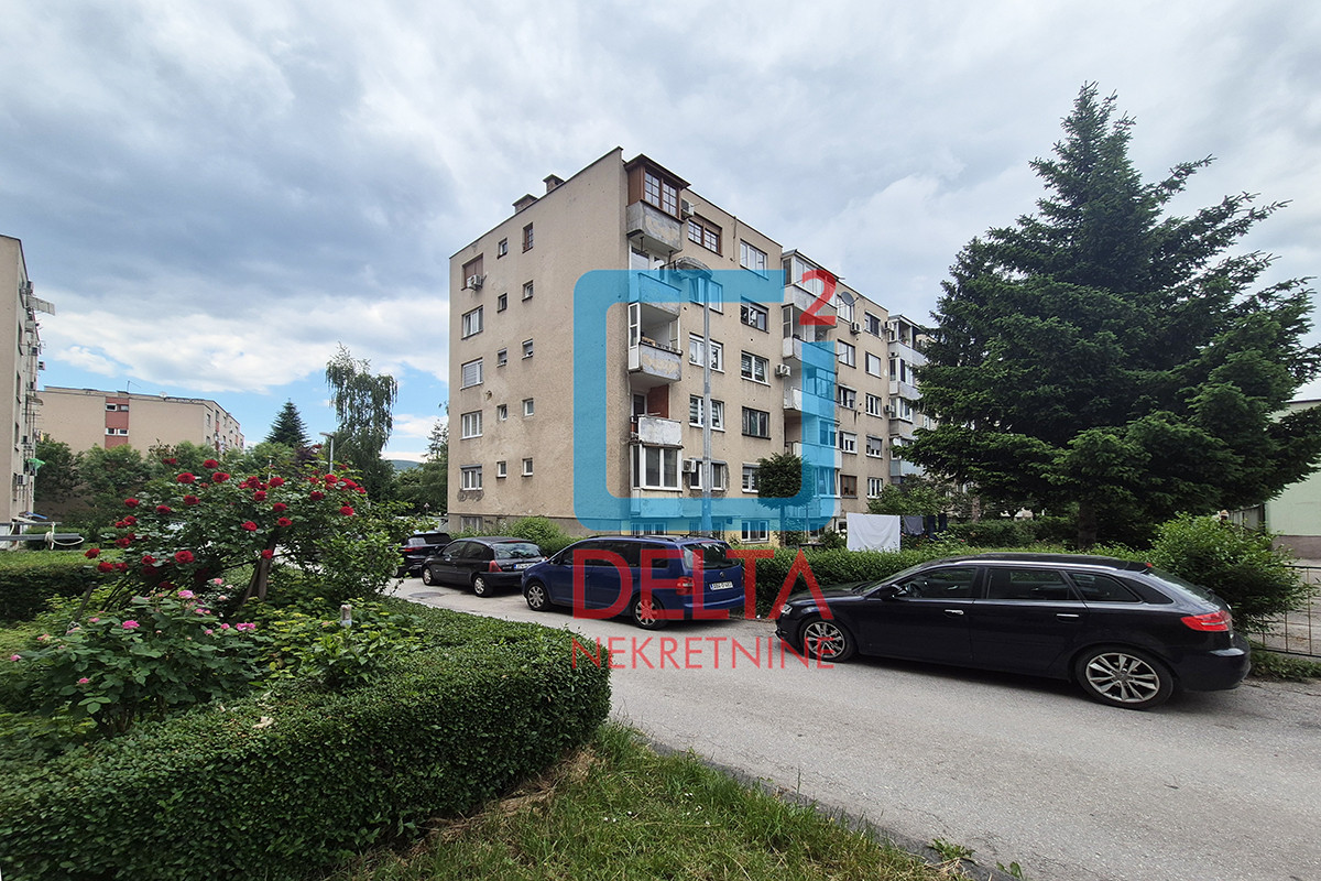 Trosoban stan / 3. sprat / 53m2 / Švrakino Selo