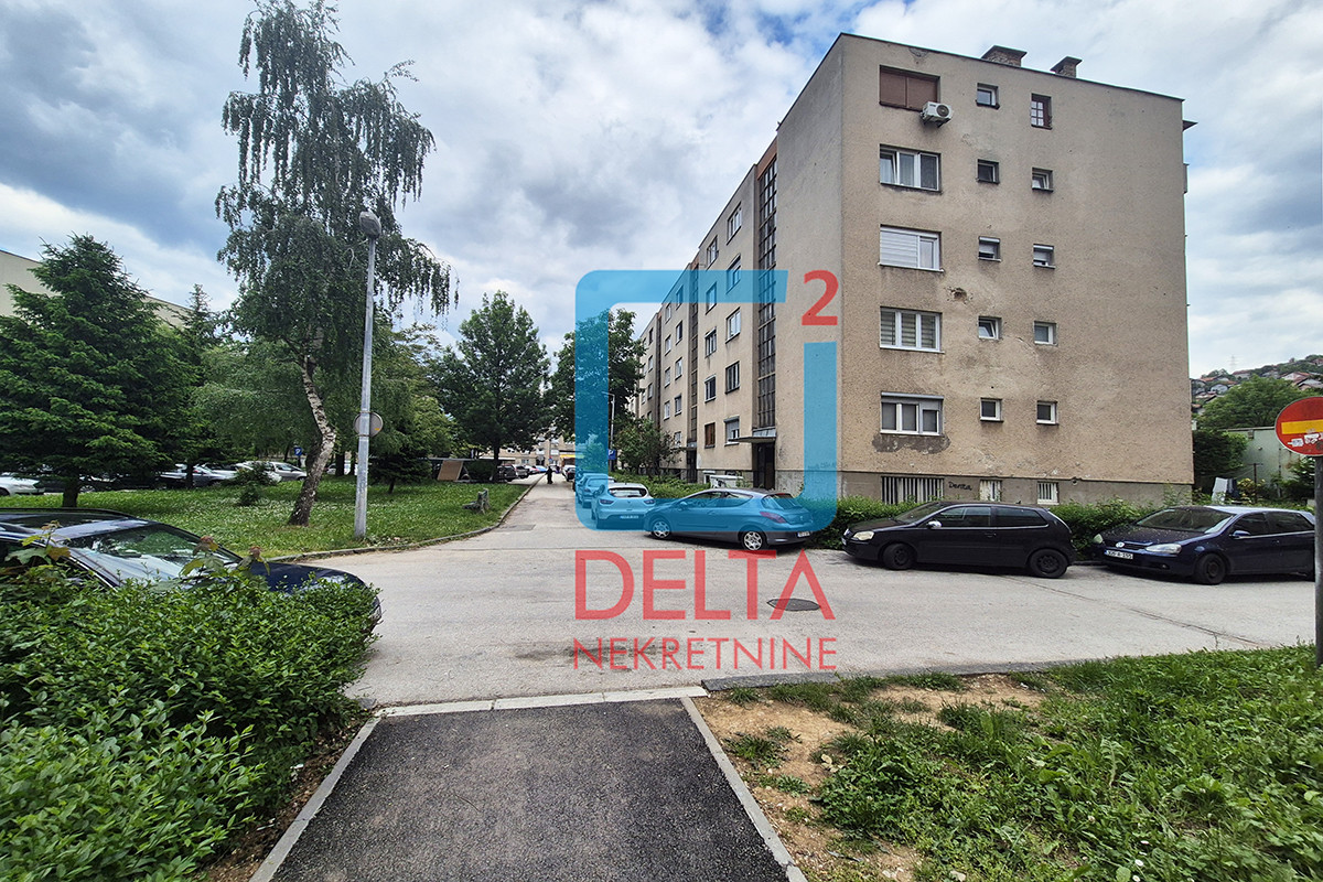 Trosoban stan / 3. sprat / 53m2 / Švrakino Selo 15