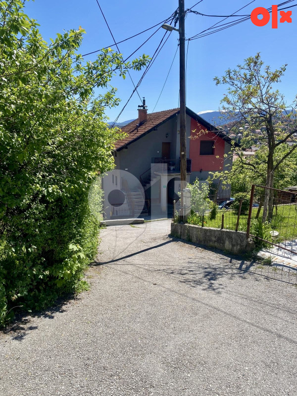 PRODAJE SE: Kuća sa 3 odvojena stana i baštom / Buča Potok 2
