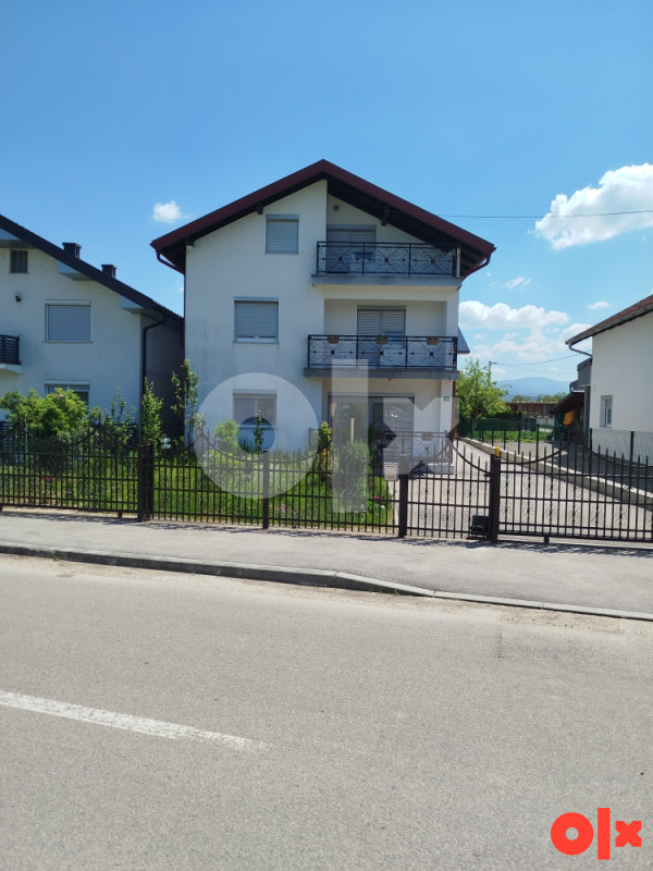 Kuću sa okućnicom