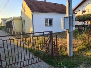 Kuća 80 kvadrata Prijedor garaza susana 900 kv plac pvc stolarija
