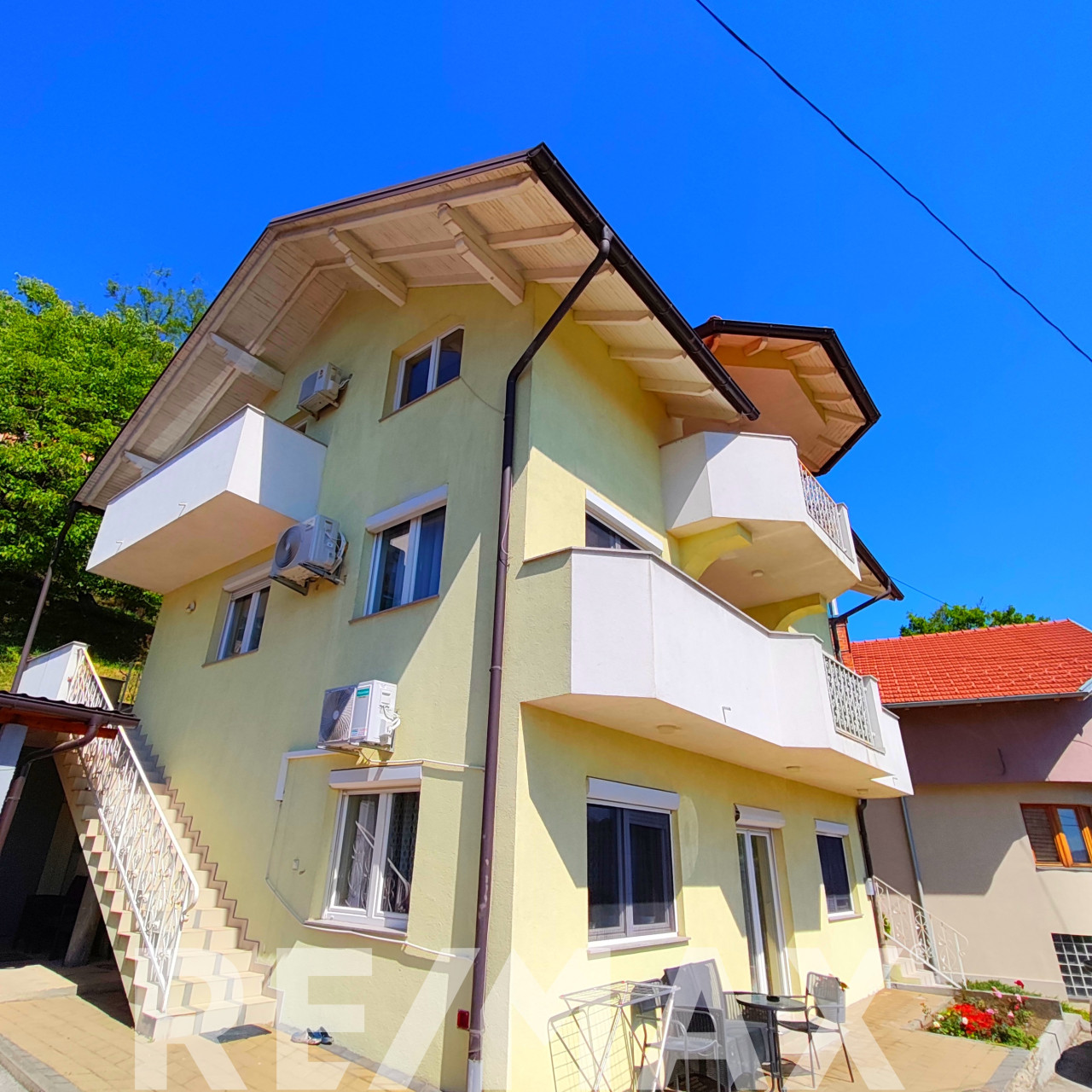 KUĆA SA TRI STANA, LAUŠ