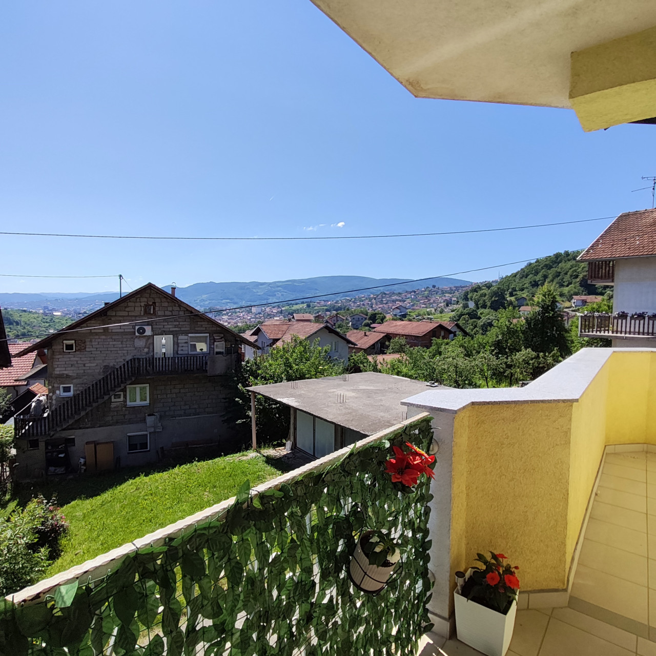 KUĆA SA TRI STANA, LAUŠ 15