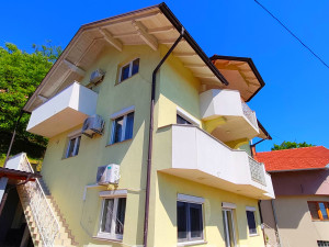 KUĆA SA TRI STANA, LAUŠ