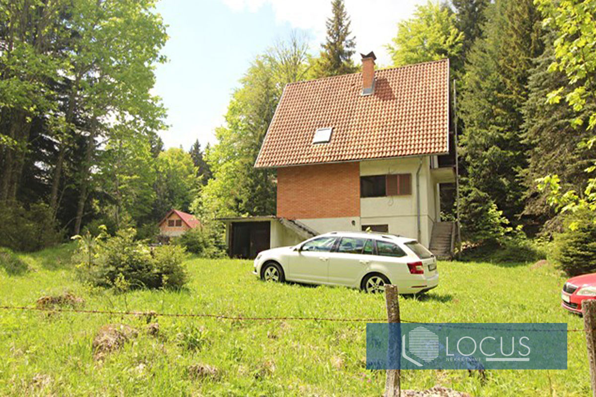 LOCUS prodaje : Vikendica na parceli 3.345m2, Romanija, Pale