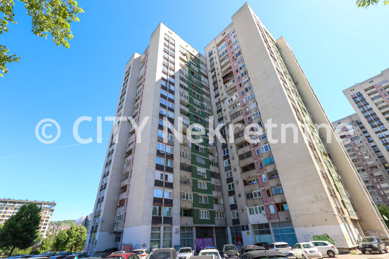 Trosoban stan sa balkonom - Novi grad - Otoka - 71 m2