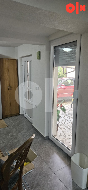 Izdajem stan 061265955 cijena sa rezijom slobodan od 25 sl mjesec 3