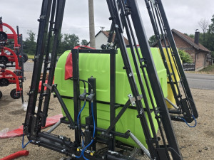 Traktorska prskalica 1000l 12m HIDRAULICNE grane pumpa 4 klipa