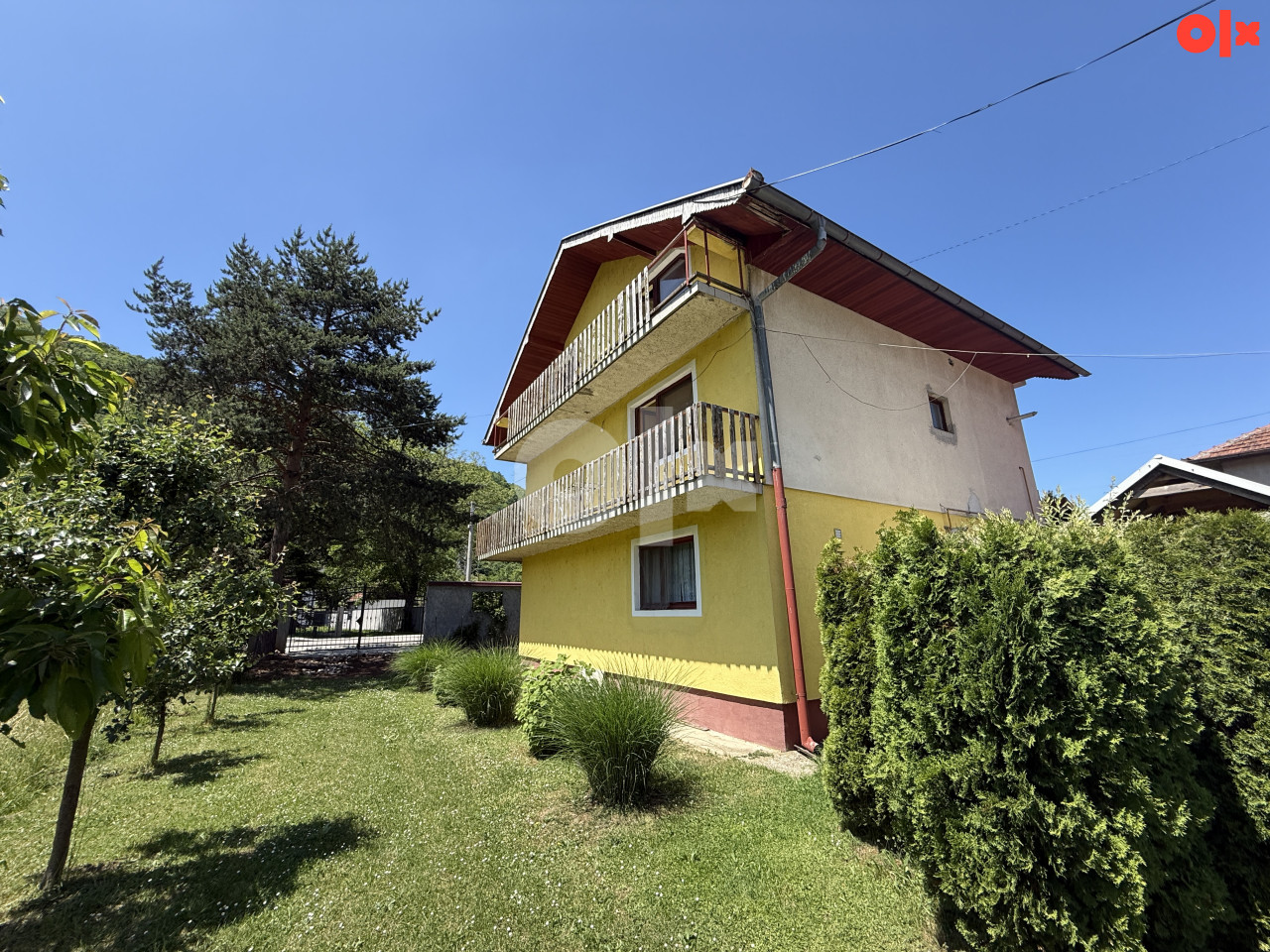 Dvije kuće Vrelo Bosne Ilidža na placu od 1500 m2 2