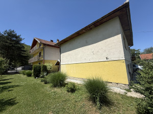 Dvije kuće Vrelo Bosne Ilidža na placu od 1500 m2