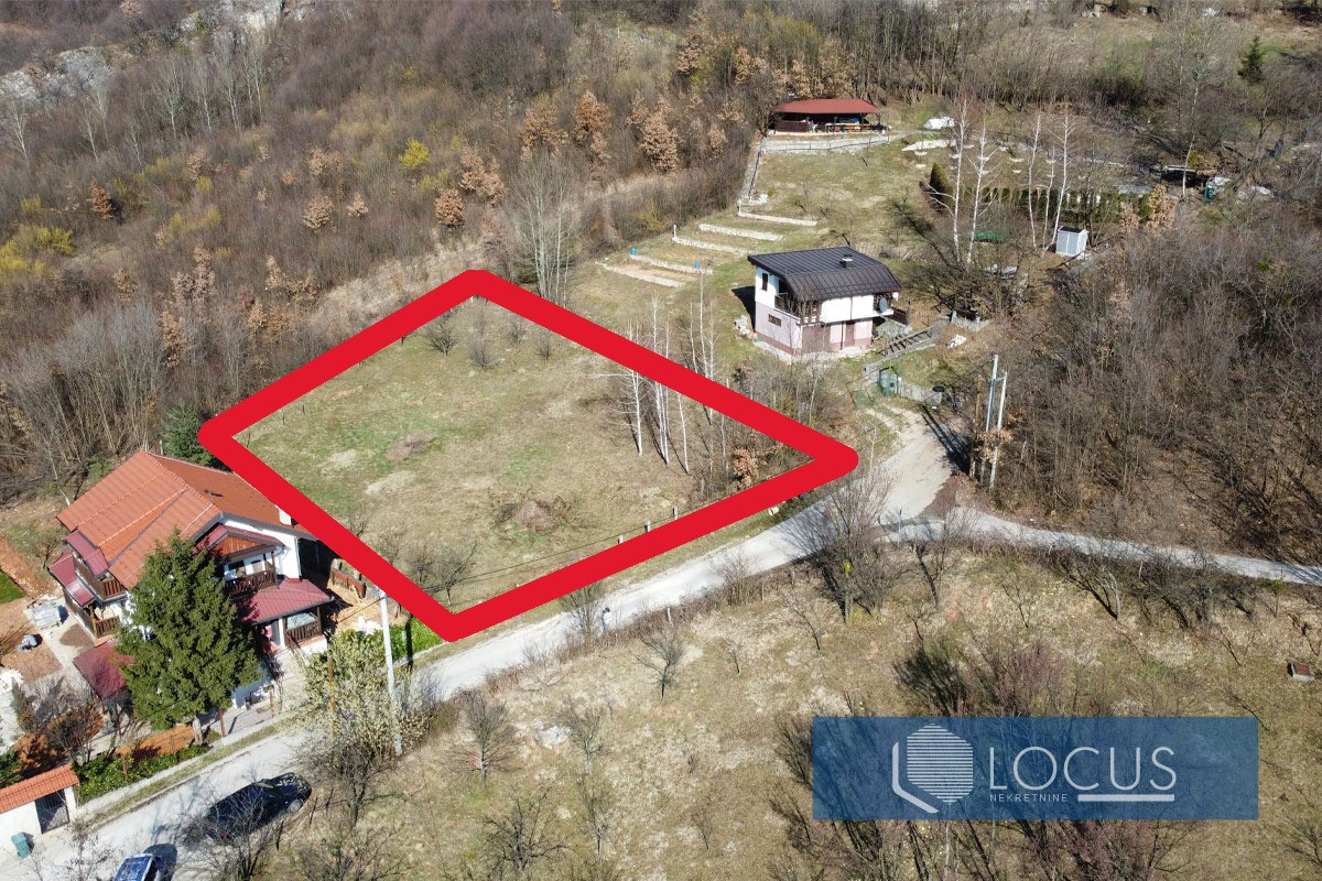 LOCUS: Parcela površne 1000m2, Pionirska dolina, Centar 2