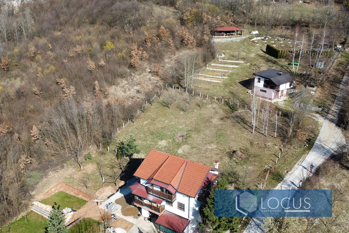 LOCUS: Parcela površne 1000m2, Pionirska dolina, Centar 3