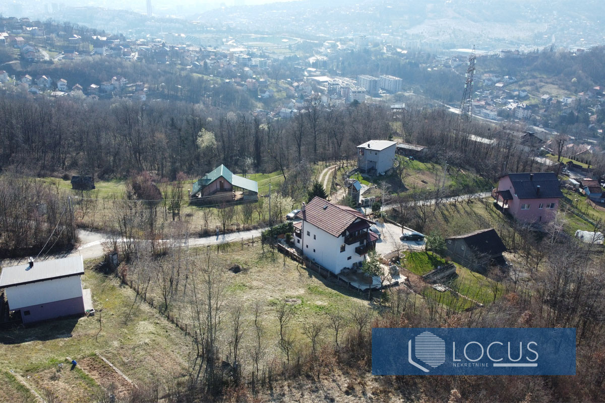 LOCUS: Parcela površne 1000m2, Pionirska dolina, Centar 4