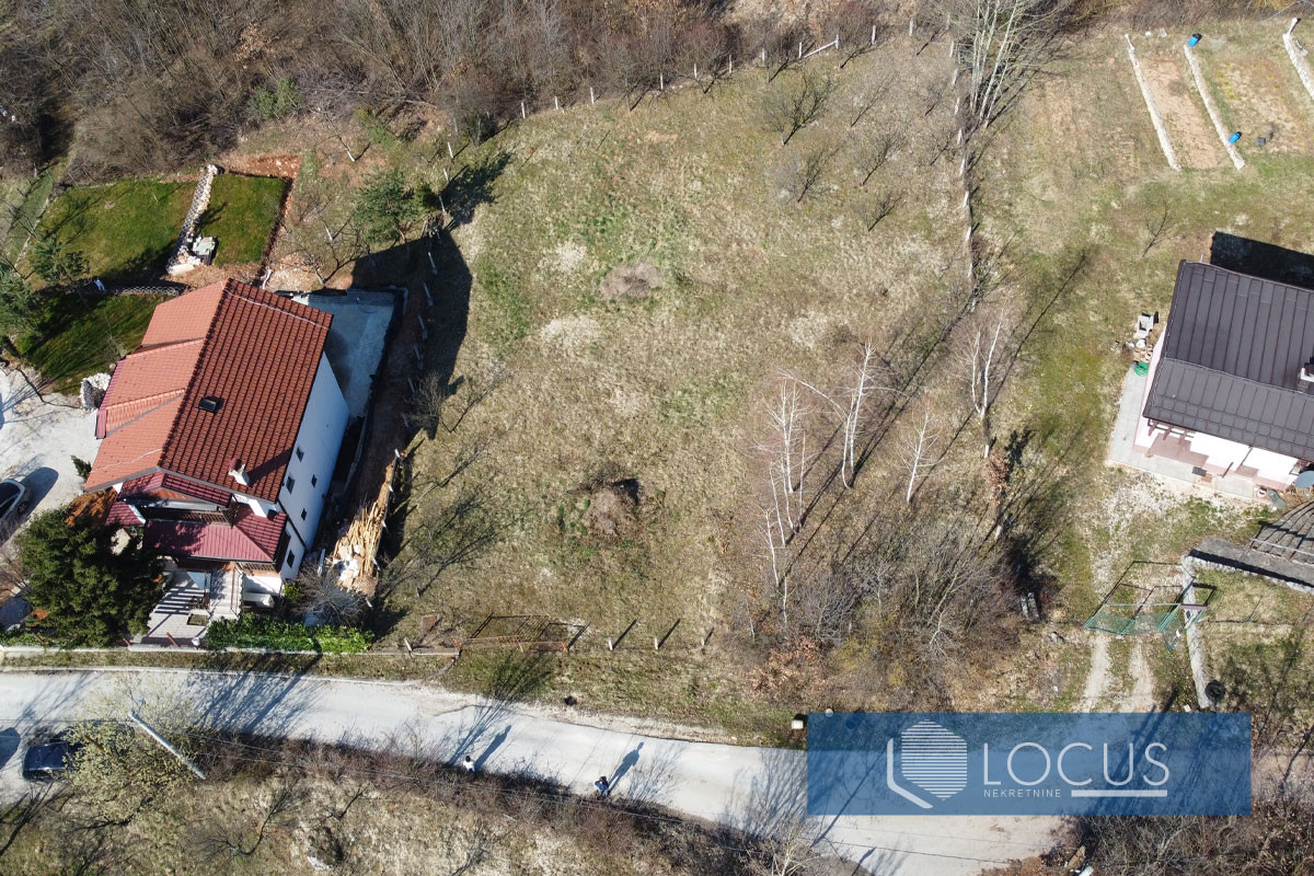 LOCUS: Parcela površne 1000m2, Pionirska dolina, Centar 5