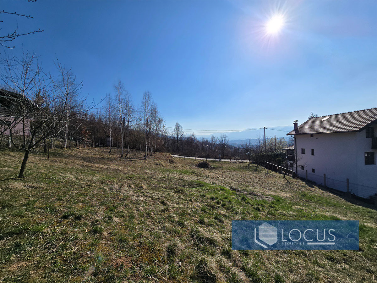 LOCUS: Parcela površne 1000m2, Pionirska dolina, Centar 7