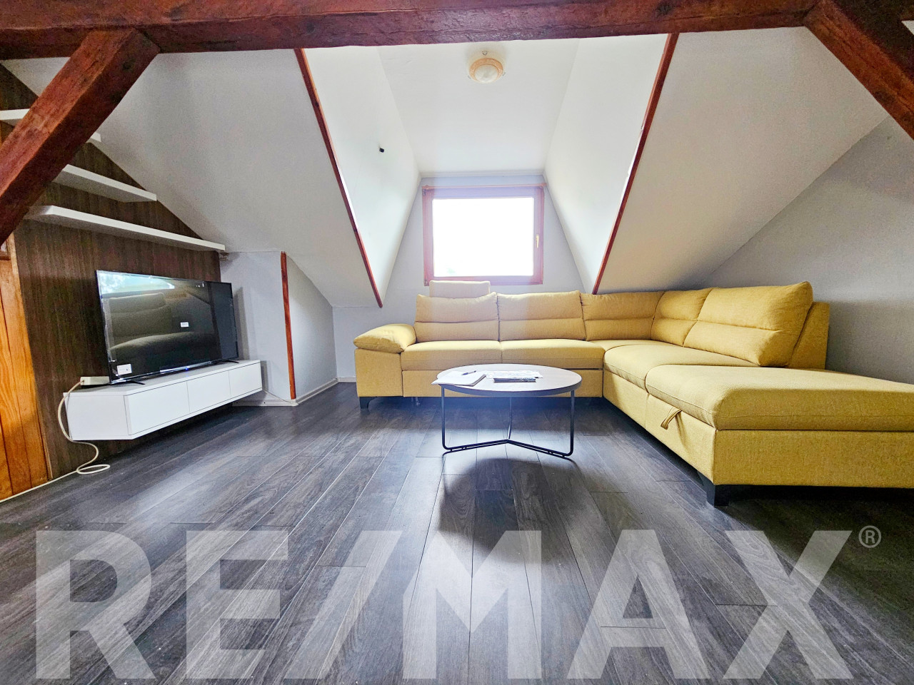 Izdaje se šarmantno potkrovlje/98m2/ CENTAR 2